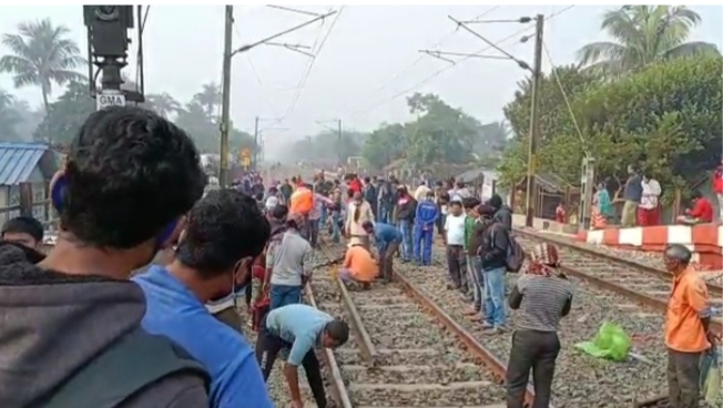 Train: গলে গিয়েছে রেল লাইনের পাত! বন্ধ শিয়ালদহ-বনগাঁ শাখায় ট্রেন চলাচল