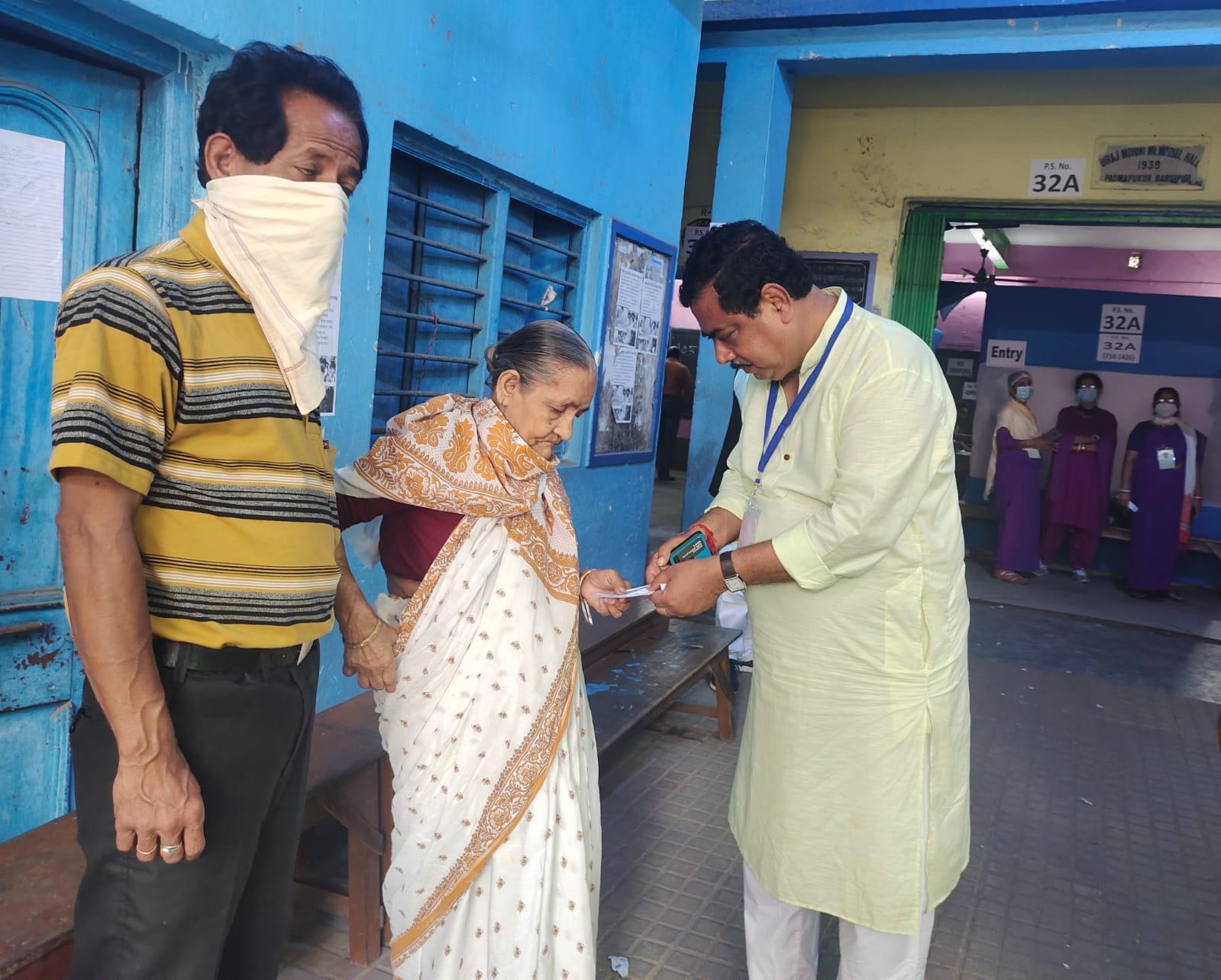 Municipal Election: উৎসবের মেজাজেই ভোট বারুইপুরে, বিক্ষিপ্ত অশান্তি এড়িয়ে সোনারপুরেও নির্বাচন শান্তিপূর্ণ