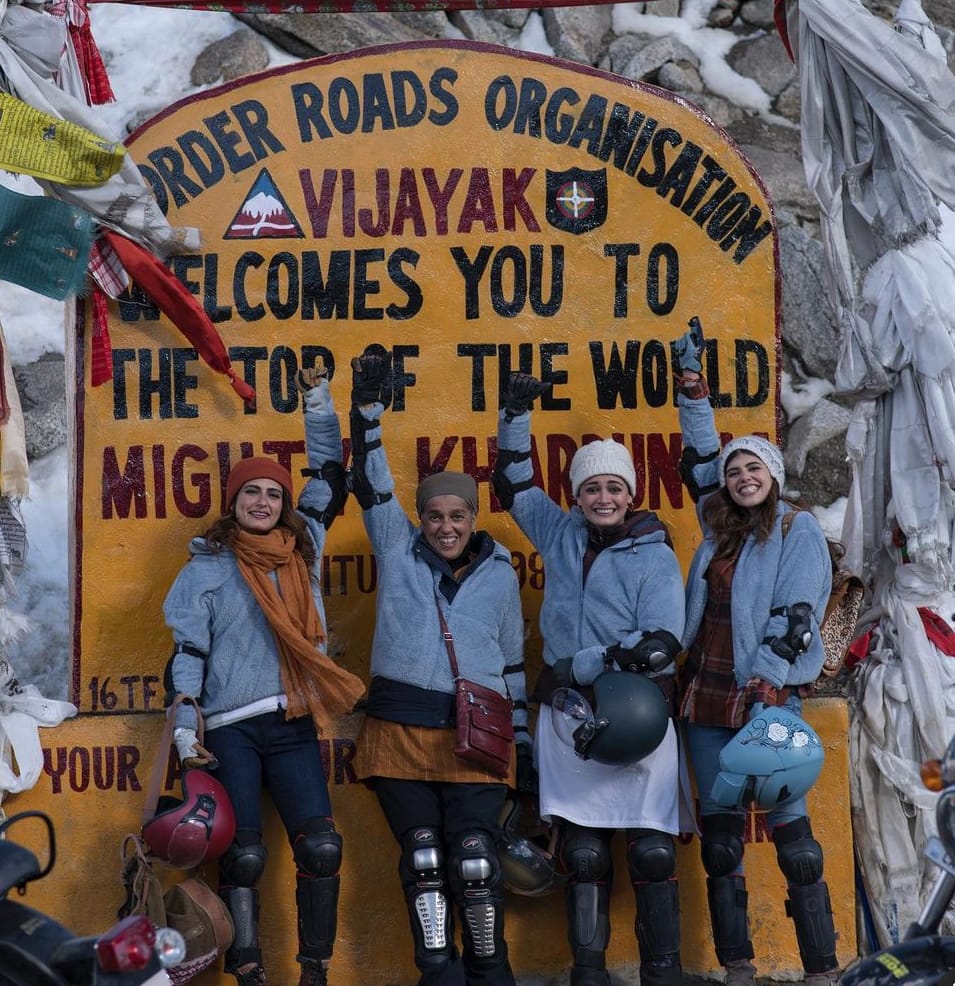 Bollywood: পৃথিবীর সর্বোচ্চ মোটরেবল রাস্তায় টিম ‘ধক ধক’