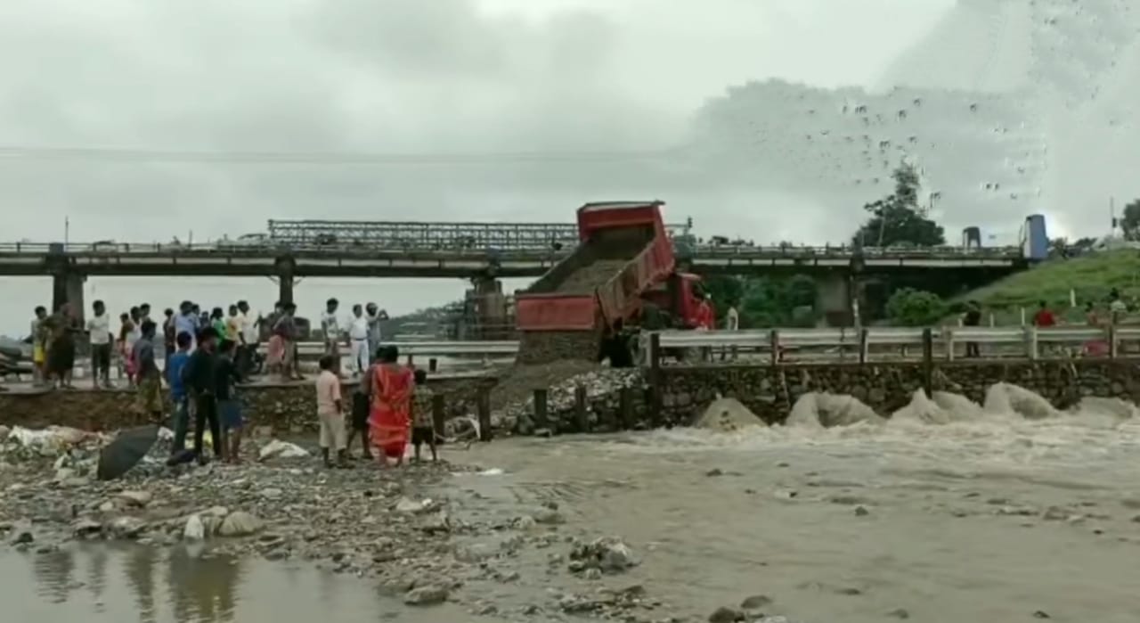 Balason Bridge: একটানা বৃষ্টি, ভাঙল শিলিগুড়ির বালাসন নদীর ওপরের অস্থায়ী সেতু