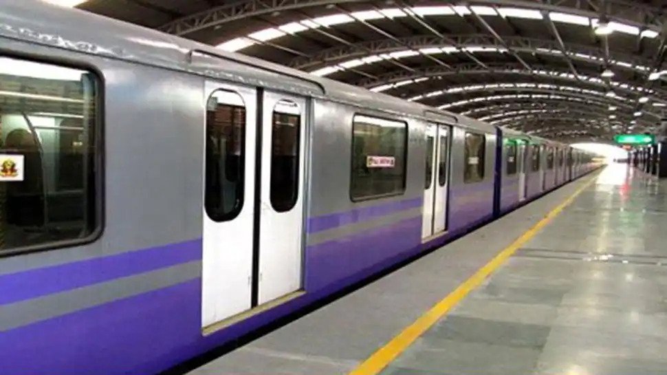 Kolkata Metro: অফিস টাইমে খোলা মেট্রোর দরজা! ছুটে চলল ট্রেন