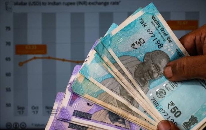 Indian Currency: বিশ্ব বাজারে মন্দার জের! ফের পড়ল টাকার দাম