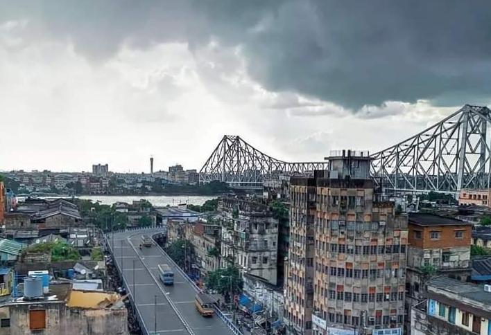 Weather: ভোররাতে তুমুল বৃষ্টি, সারাদিন কেমন থাকবে শহর কলকাতার আবহাওয়া?