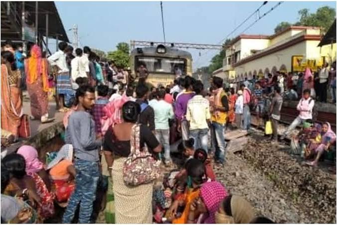 Rail Blockade: হুগলির খন্যান স্টেশনে অবরোধ, চরম ভোগান্তিতে নিত্যযাত্রীরা