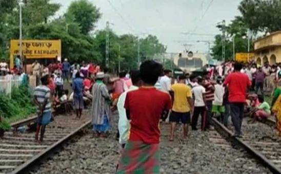 Rail Blockade: সাঁইথিয়া-অন্ডাল শাখায় রেল অবরোধ! রেলগেট চালুর দাবি স্থানীয়দের