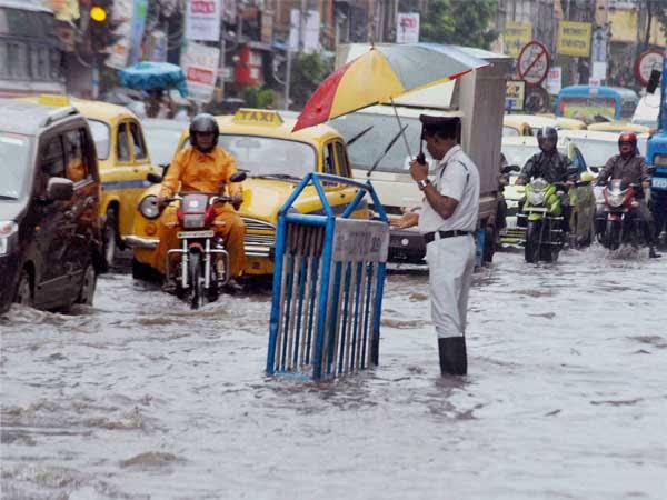 Kolkata Rain: একটানা বৃষ্টিতে জলমগ্ন কলকাতার একাধিক এলাকা, নাকাল নিত্যযাত্রীরা