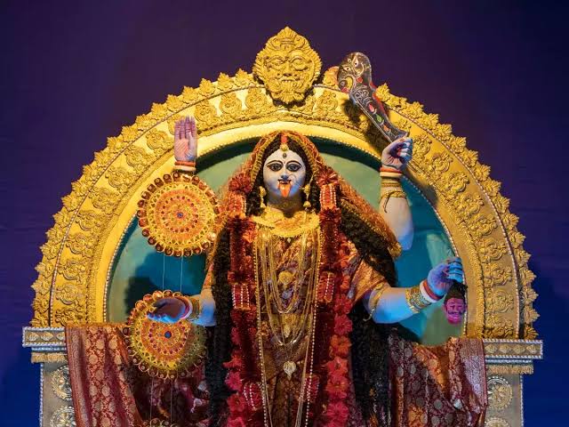 Kali Puja: সোনা-রুপোয় সেজে উঠছেন মা কালী, কড়া পাহারায় কলকাতা পুলিশ