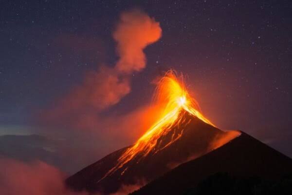 Fuego Volcano: হঠাৎই জেগে উঠল গুয়েতেমালার ‘ফুয়েগো’ আগ্নেয়গিরি, লাগাতার লাভা উদ্গীরণ
