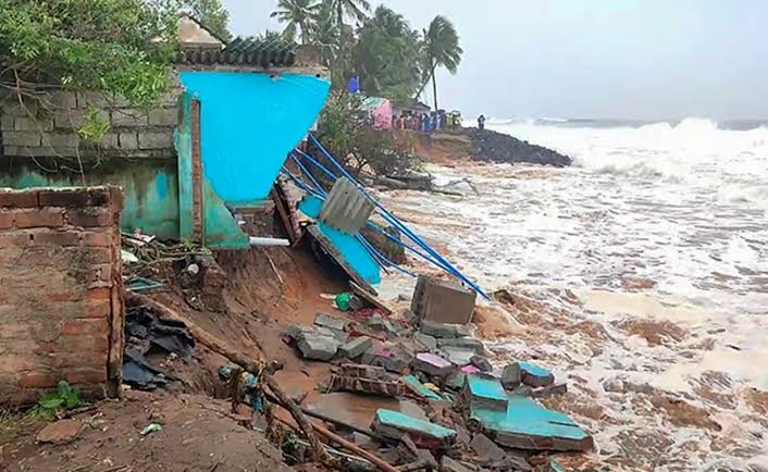 Cyclone Mandous: আছড়ে পড়ল ঘূর্ণিঝড় ‘মান্দৌস’, জলমগ্ন চেন্নাই, বিপর্যস্ত রেল-বিমান পরিষেবা