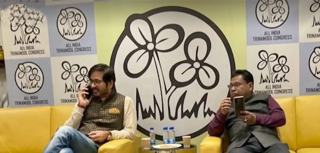 Hiran Chatterjee: তৃণমূল দফতরে বিজেপির তারকা বিধায়ক! ফের দলবদল!