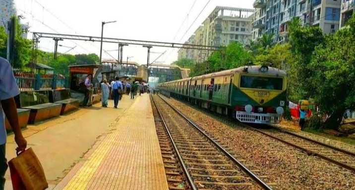Bidhannagar Station: স্টেশনের বাইরে গিয়ে থামল লোকাল ট্রেন! হুলুস্থুল বিধাননগরে