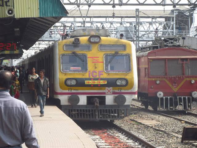 Tarakeswar Train: তারকেশ্বর শাখায় রেল লাইনে ফাটল! বিঘ্নত লোকাল ট্রেন পরিষেবা