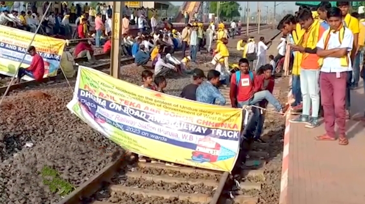 Kurmi Protest: একটানা অবরোধে বিপর্যস্ত রেল পরিষেবা, কুড়মি আন্দোলনে চরম ভোগান্তি