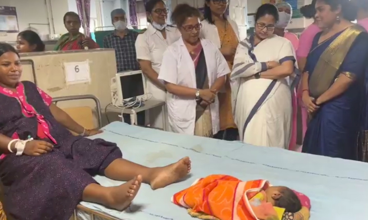 Mamata: শালবনি হাসপাতালে সারপ্রাইজ ভিজিটে মুখ্যমন্ত্রী, ঘুরে দেখলেন সদ্যজাতদের ওয়ার্ড