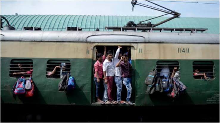 Sealdah Train: শিয়ালদহ মেইন লাইনে ট্রেন চলাচলে বিঘ্ন! ভোগান্তিতে যাত্রীরা