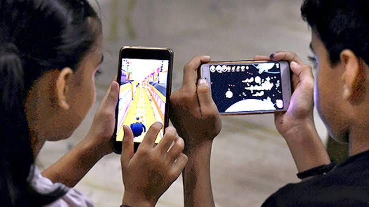 Smartphone: ছোটদের মধ্যে স্মার্টফোনের মারাত্মক প্রভাব! প্রকাশ্যে চাঞ্চল্যকর তথ্য