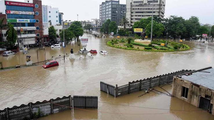 Gujarat Flood: প্রবল বর্ষণে বিপর্যস্ত গুজরাট! জলমগ্ন বিমানবন্দর, মৃত অন্তত তিন
