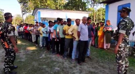 Dhupguri Bye Election: সকাল থেকে নির্বিঘ্নে ভোটগ্রহণ শুরু ধূপগুড়িতে, লম্বা লাইন ভোটারদের
