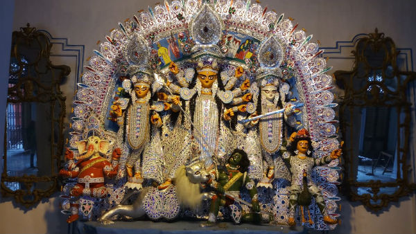Durga Puja: ১৭৫৭ সালে প্রথম সোনার সিংহাসনে বসেছিলেন মা, জানেন শোভাবাজার রাজবাড়ির পুজোর বৈশিষ্ট্য?