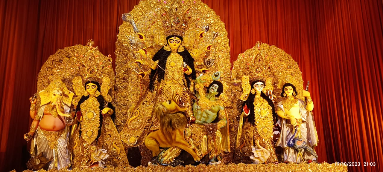 Durga Puja: থিমের আড়ম্বর নয়, পুজোয় পাড়ার বাসিন্দাদের নিয়ে উৎসবে সামিল গড়ফা বালক সমিতি