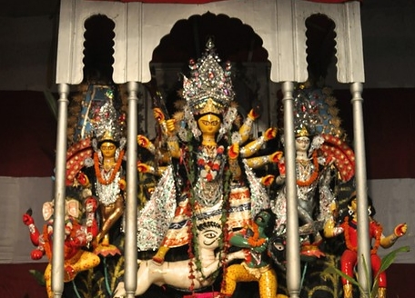 Durga Puja: বিসর্জন শেষে বাড়ি ফেরার পথে গাওয়া হয় স্বদেশপ্রেমের গান! কোন বনেদি বাড়িতে প্রচলিত এই প্রথা?
