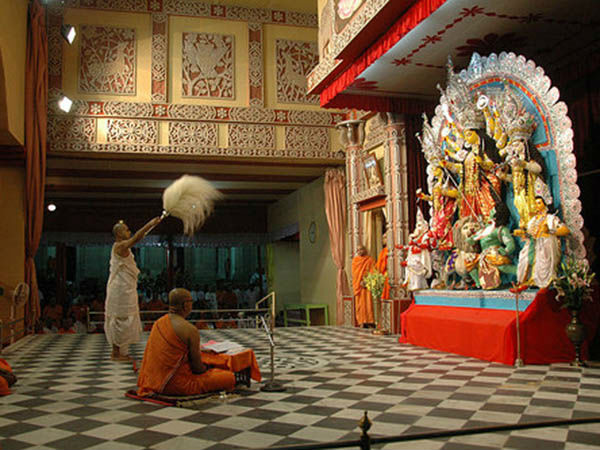 Durga Puja: ষষ্ঠীর সকালে ভক্তদের ভিড় বেলুড় মঠে, শুরু দুর্গা আরাধনা