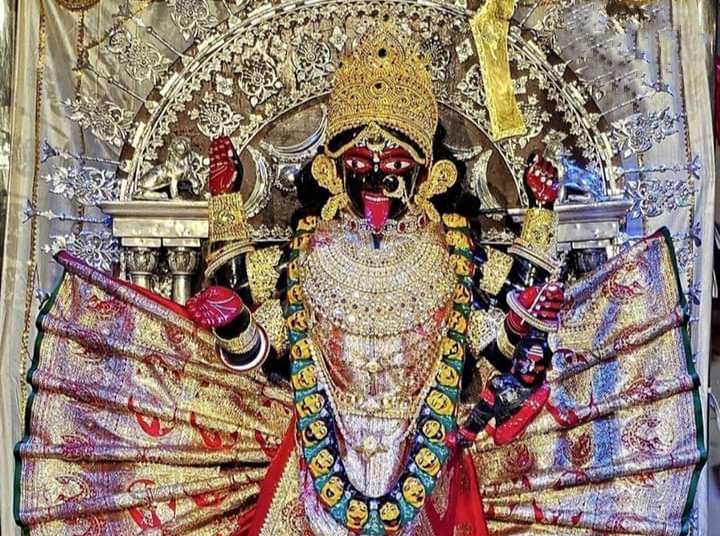 Kali Puja: লাল বেনারসিতে সেজেছেন মা ভবতারিণী, দক্ষিণেশ্বরে পূণ্যার্থীদের ভিড়
