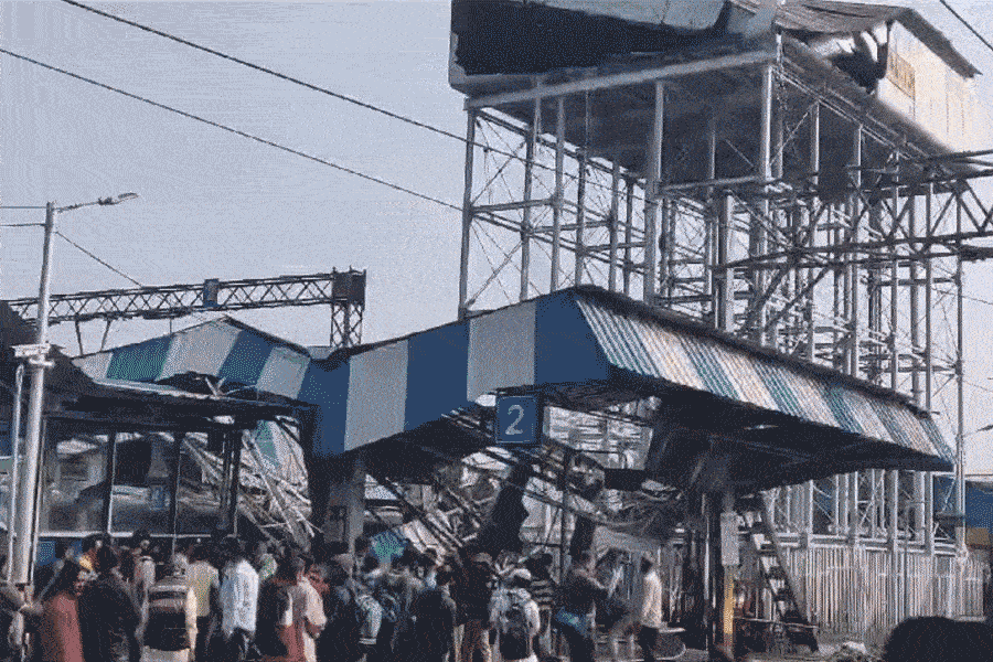 Bardhaman Railway Station: প্ল্যাটফর্মে ভেঙে পড়ল জলের ট্যাঙ্ক! মৃত ৩, জখম কত?