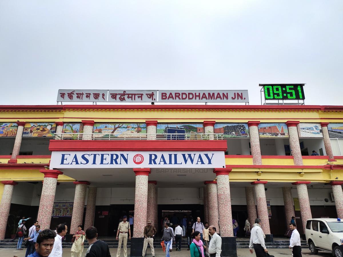 Burdwan Station: দুর্ঘটনার আতঙ্ক কাটিয়ে ধীরে ধীরে স্বাভাবিক ছন্দে বর্ধমান স্টেশন