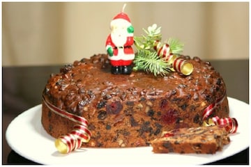 Christmas Cake: কেক কেটে বড়দিন উদযাপন! জানেন কীভাবে বিশ্বজুড়ে প্রচলতি এই রীতি?
