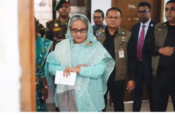 Bangladesh Election: বাংলাদেশে বিক্ষিপ্ত অশান্তির মধ্যেই চলছে নির্বাচন, ভোট দিয়ে কী বার্তা হাসিনার?