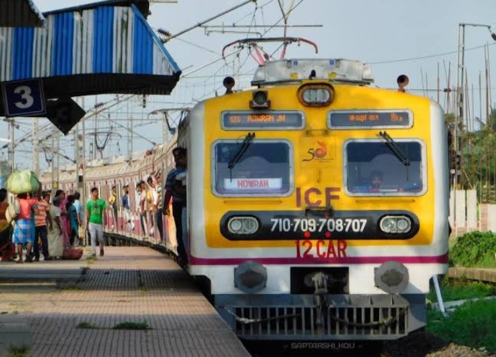 Local Train: ব্যান্ডেল-হাওড়া লোকালে ধোঁয়া! চুঁচুড়া স্টেশনে হুলুস্থুল!